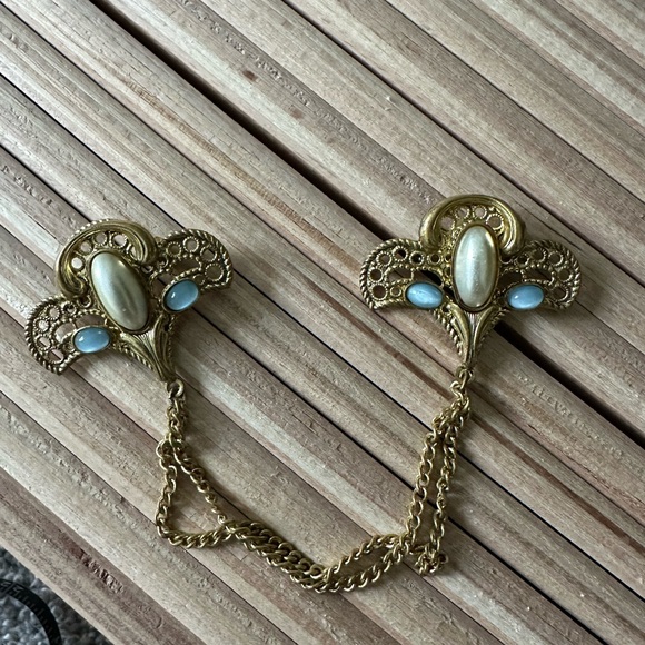 Elegant Gold Blue Vintage Brooch with pearl blue gemstone - Picture 1 of 3